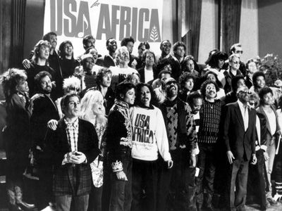 1985年「ウイ・アー・ザ・ワールド」に参加するために集まったアーティストたち。手前には故・マイケルさんの姿も