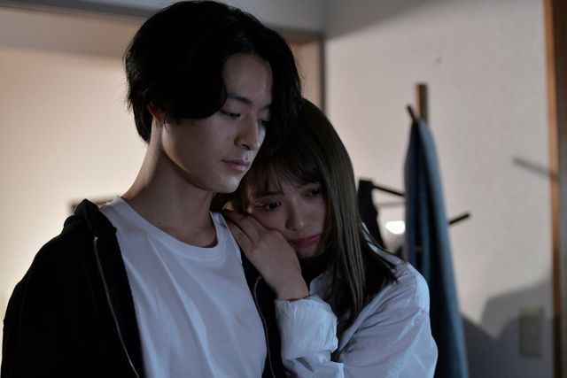 内田理央、シャツから美脚が…！ドラマ「来世ではちゃんとします」第一話場面カット（2枚目）