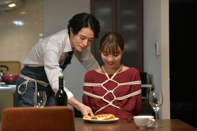 内田理央、シャツから美脚が…！ドラマ「来世ではちゃんとします」第一話場面カット（3枚目）