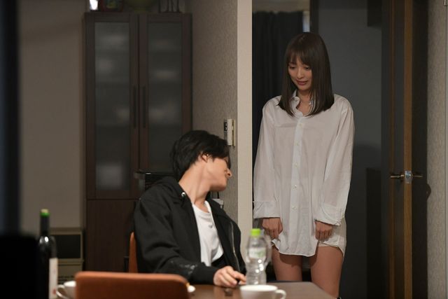 内田理央、シャツから美脚が…！ドラマ「来世ではちゃんとします」第一話場面カット（4枚目）