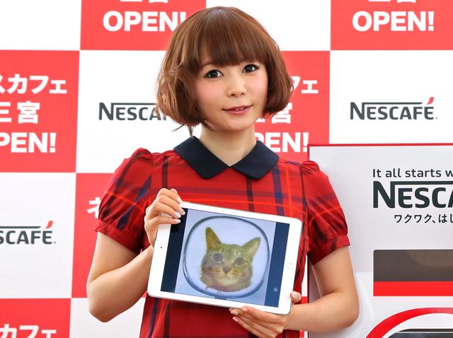 愛猫“マミタス様”のラテアート写真を掲げる中川翔子