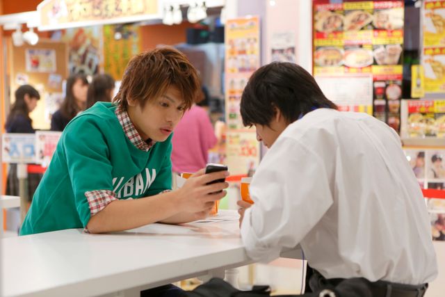 BEE SHUFFLE×武田梨奈、濃厚はむはむキスに挑戦！『原宿デニール』フォトギャラリー（4枚目）