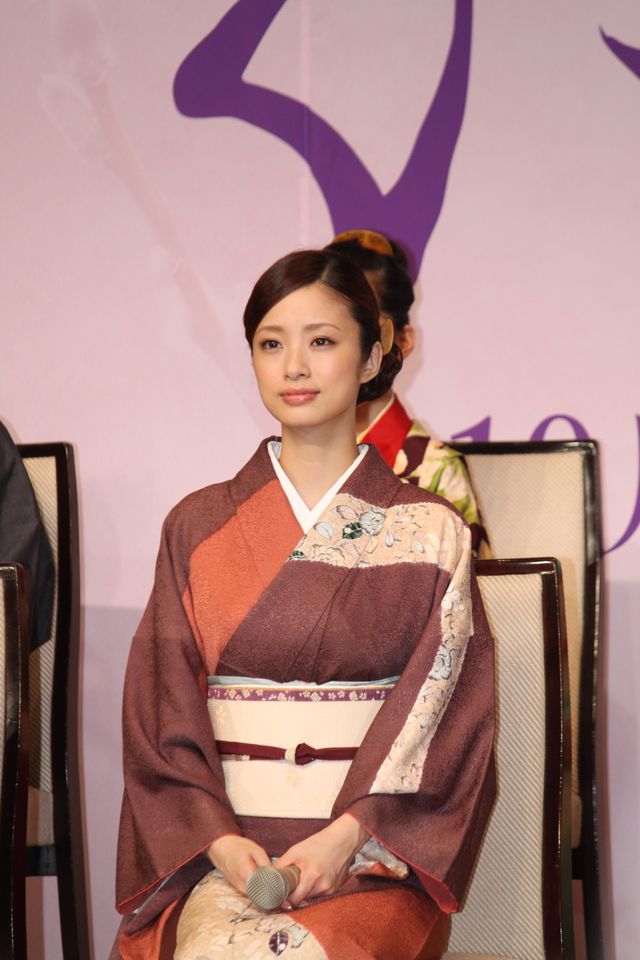美しい着物姿の上戸彩…『おしん』完成披露会見フォトギャラリー（2枚目）
