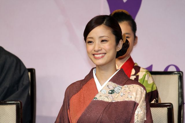 美しい着物姿の上戸彩…『おしん』完成披露会見フォトギャラリー（6枚目）