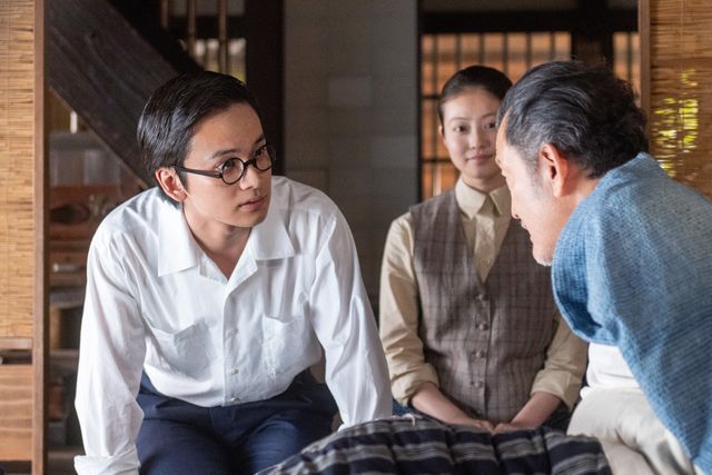 嵩（北村匠海）が見舞いにやって来て…「あんぱん」第16週「面白がって生きえ」第79回（3枚目）