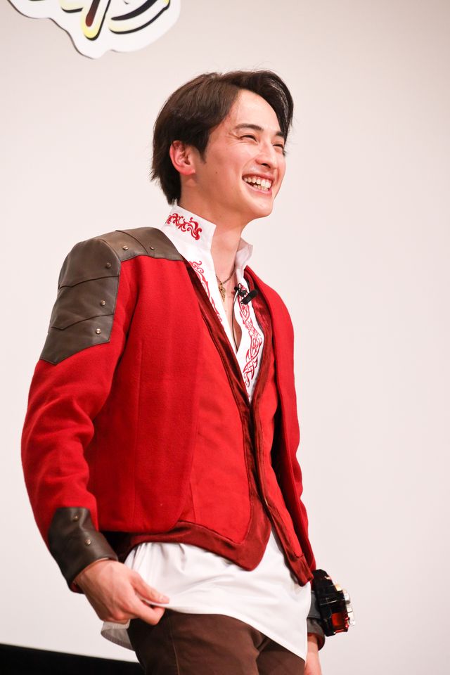 変身ポーズも！『騎士竜戦隊リュウソウジャー　特別編　メモリー・オブ・ソウルメイツ』公開記念舞台あいさつ（15枚目）