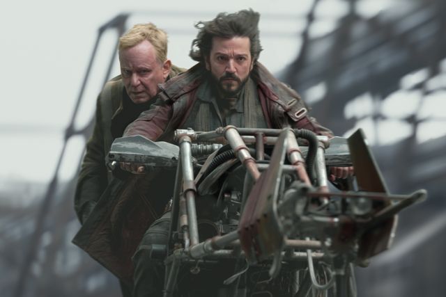 「キャシアン・アンドー」（ディズニープラスで配信中）で知られるディエゴ・ルナ（右）