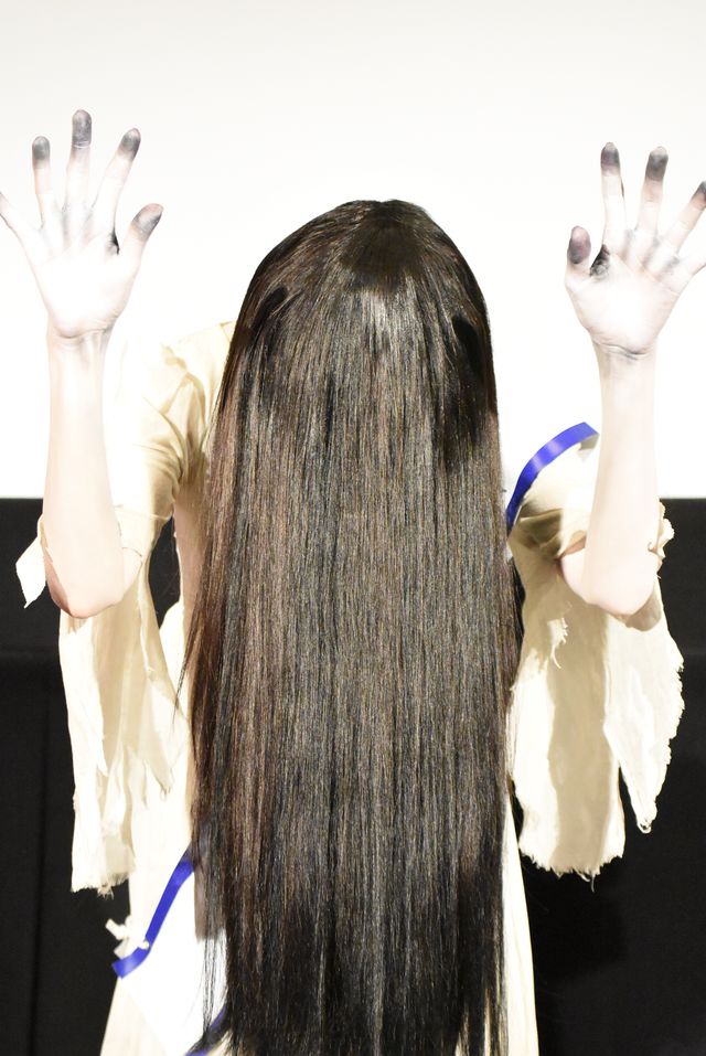 もちろん貞子がセンター！山本美月＆玉城ティナと一緒に！『貞子vs伽椰子』公開初日フォトギャラリー（2枚目）