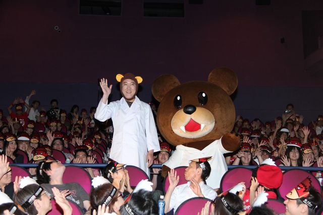 佐野史郎、レオナルド博士のコスプレ姿！ 映画『鷹の爪GO～美しきエリエール消臭プラス～』試写会フォトギャラリー（2枚目）