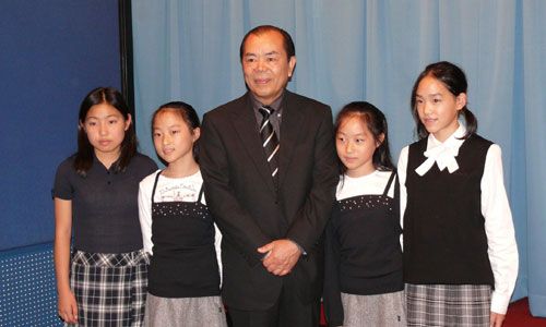 親子試写会に参加した子どもたちと危機管理対策の第一人者である山村氏