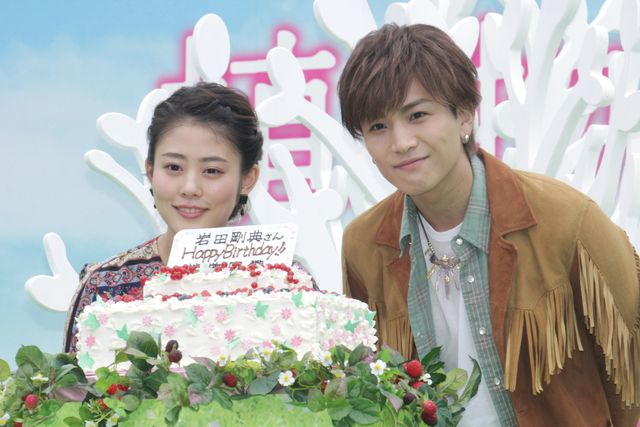 “恋愛成就の木”お披露目イベントにで高畑充希（左）からケーキをプレゼントされた岩田剛典