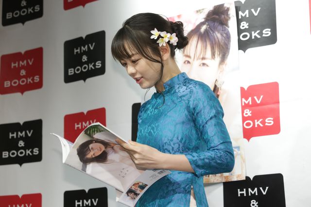 似合いすぎ！伊原六花の美しいアオザイ姿　写真集「sau hoa」発売記念イベント：フォトギャラリー