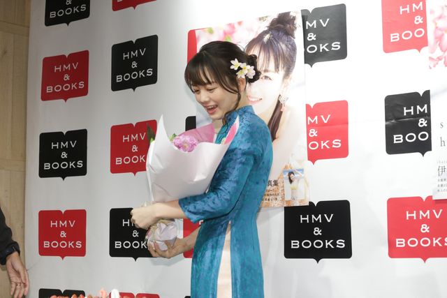 似合いすぎ！伊原六花の美しいアオザイ姿　写真集「sau hoa」発売記念イベント（4枚目）