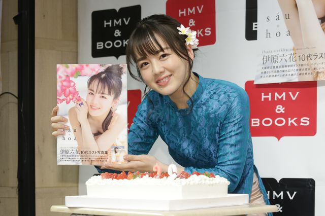 似合いすぎ！伊原六花の美しいアオザイ姿　写真集「sau hoa」発売記念イベント（5枚目）