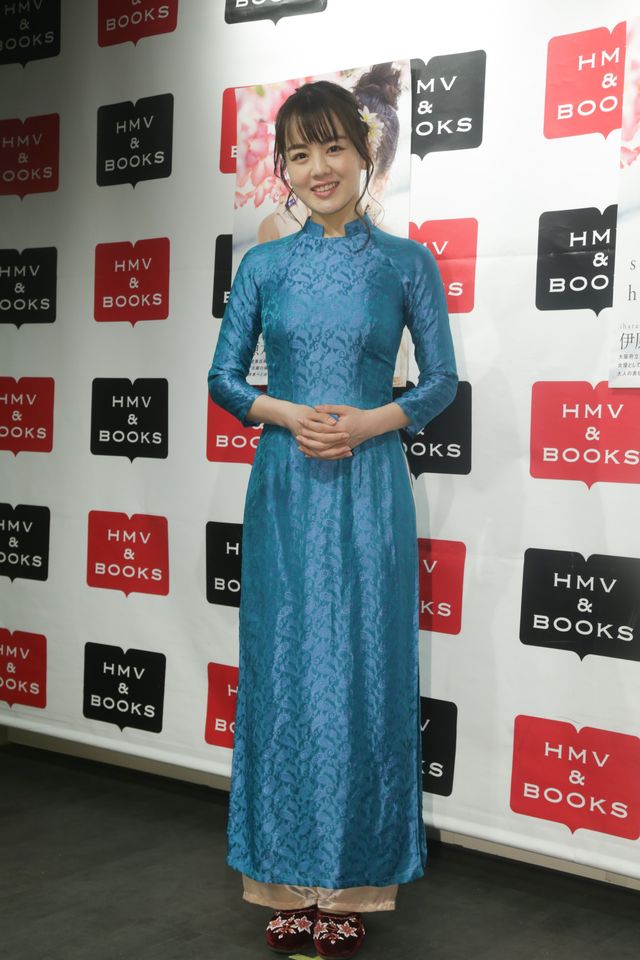 似合いすぎ！伊原六花の美しいアオザイ姿　写真集「sau hoa」発売記念イベント（9枚目）