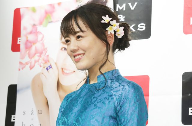 似合いすぎ！伊原六花の美しいアオザイ姿　写真集「sau hoa」発売記念イベント（12枚目）