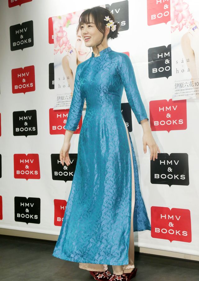 似合いすぎ！伊原六花の美しいアオザイ姿　写真集「sau hoa」発売記念イベント（13枚目）