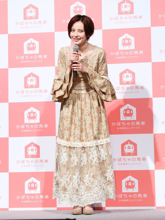 ベッキー、ドレス姿で登場！女性専用シェアハウス「かぼちゃの馬車」新CM発表会ギャラリー（2枚目）