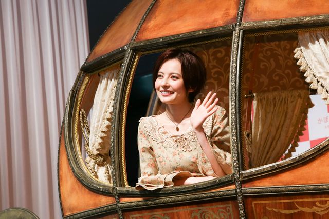 ベッキー、ドレス姿で登場！女性専用シェアハウス「かぼちゃの馬車」新CM発表会ギャラリー（4枚目）