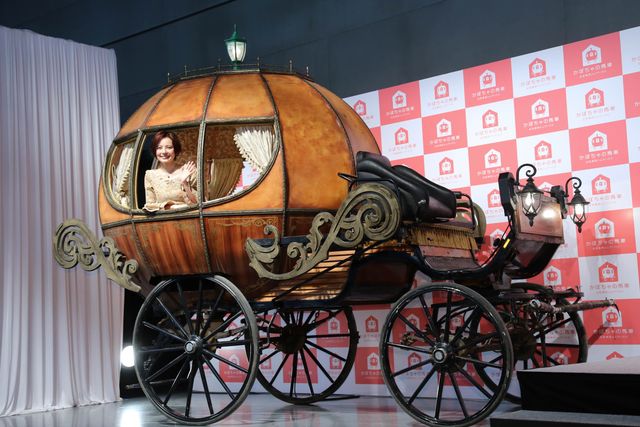 ベッキー、ドレス姿で登場！女性専用シェアハウス「かぼちゃの馬車」新CM発表会ギャラリー（5枚目）