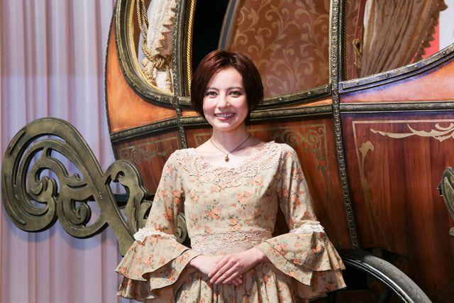 ベッキー、ドレス姿で登場！女性専用シェアハウス「かぼちゃの馬車」新CM発表会ギャラリー（6枚目）