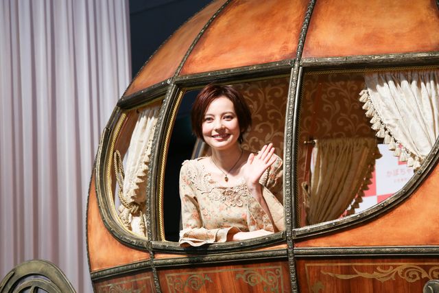 ベッキー、ドレス姿で登場！女性専用シェアハウス「かぼちゃの馬車」新CM発表会ギャラリー（7枚目）