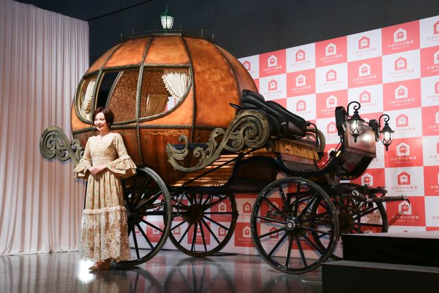ベッキー、ドレス姿で登場！女性専用シェアハウス「かぼちゃの馬車」新CM発表会ギャラリー（8枚目）