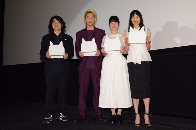 これ、綾野剛です。“ネコカンムリ”かぶってる！『リップヴァンウィンクルの花嫁』初日舞台あいさつ【フォトギャラリー】（16枚目）