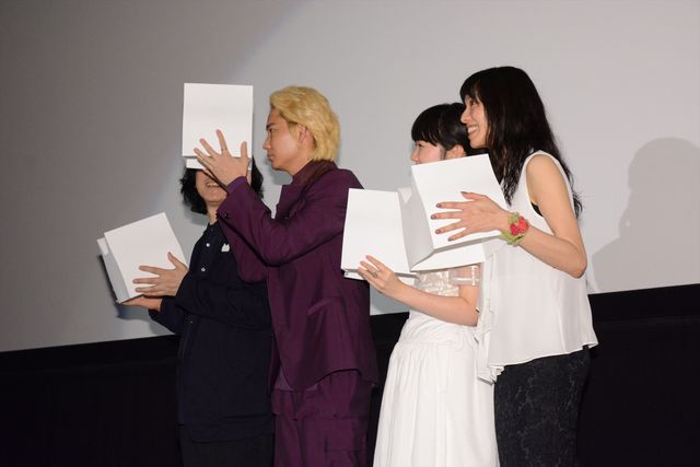 これ、綾野剛です。“ネコカンムリ”かぶってる！『リップヴァンウィンクルの花嫁』初日舞台あいさつ【フォトギャラリー】（17枚目）