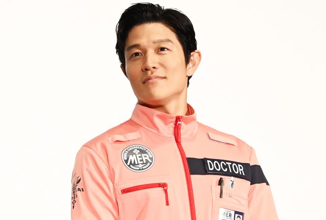 言葉に詰まりつつ感謝を伝えた鈴木亮平