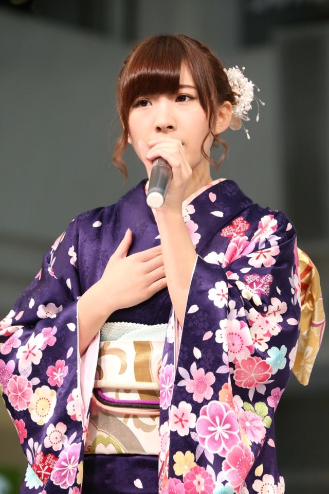 AKB48岩佐美咲、広島のゆるキャラ「ローラ」と共演！フォトギャラリー：フォトギャラリー