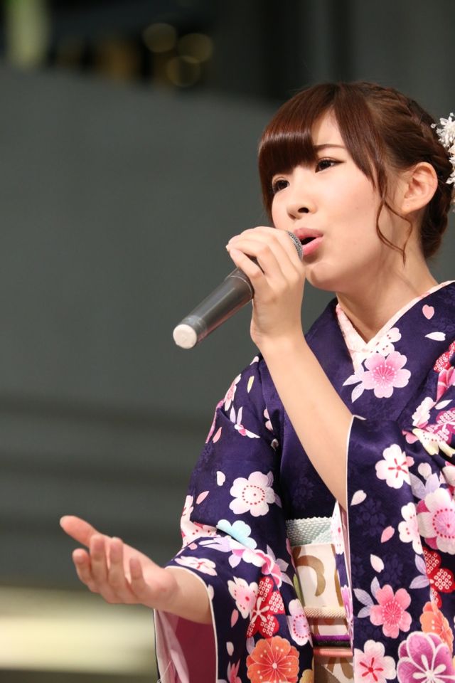 AKB48岩佐美咲、広島のゆるキャラ「ローラ」と共演！フォトギャラリー（2枚目）