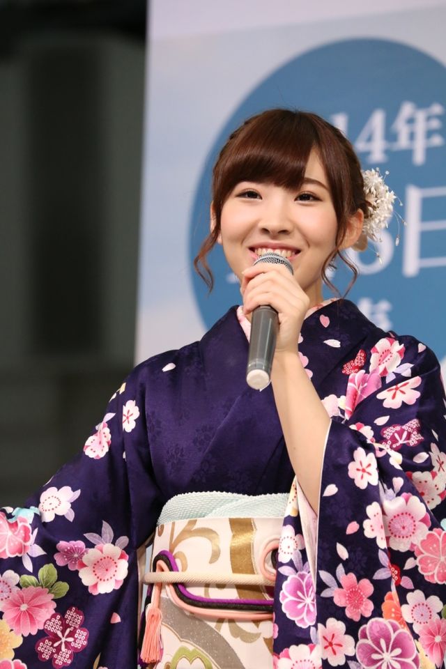 AKB48岩佐美咲、広島のゆるキャラ「ローラ」と共演！フォトギャラリー（3枚目）