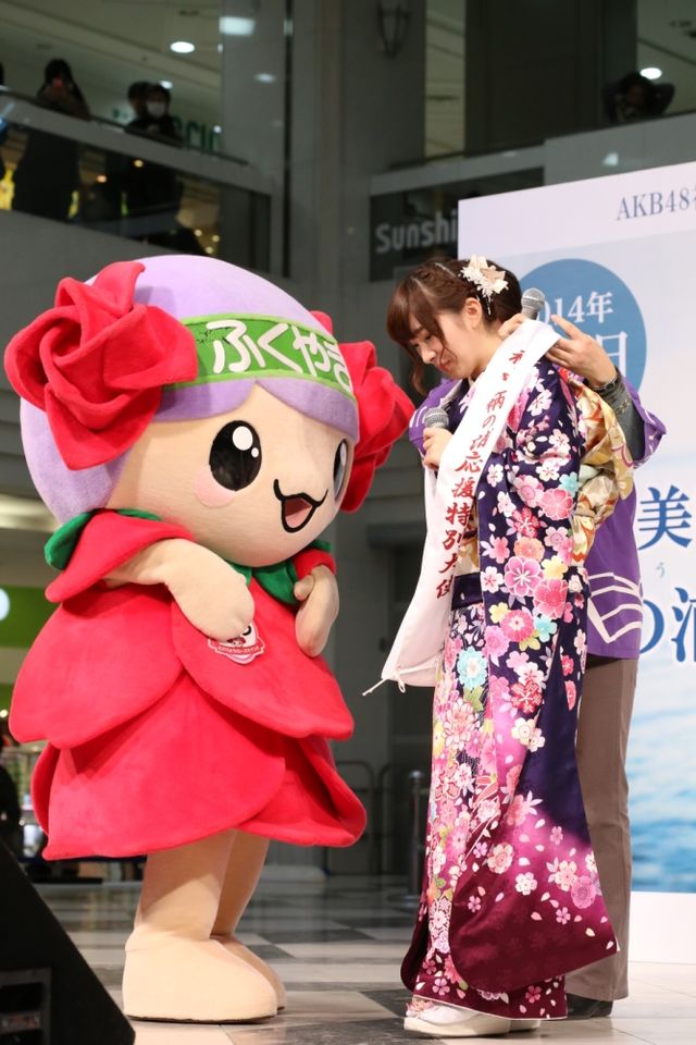 AKB48岩佐美咲、広島のゆるキャラ「ローラ」と共演！フォトギャラリー（4枚目）