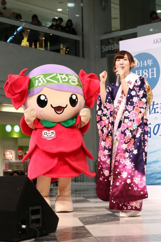 AKB48岩佐美咲、広島のゆるキャラ「ローラ」と共演！フォトギャラリー（5枚目）