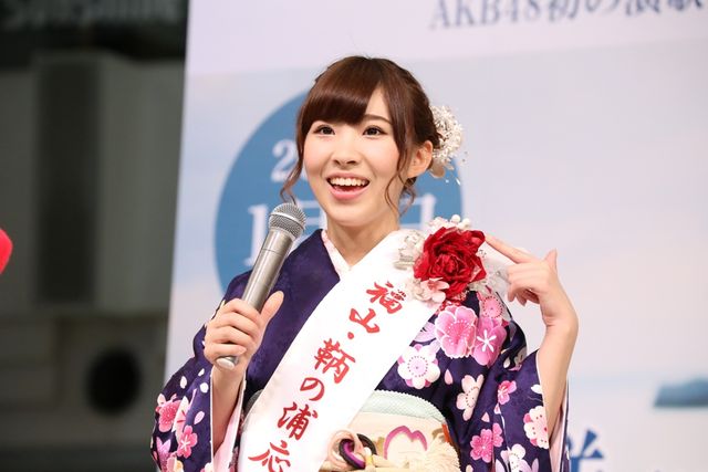 AKB48岩佐美咲、広島のゆるキャラ「ローラ」と共演！フォトギャラリー（6枚目）