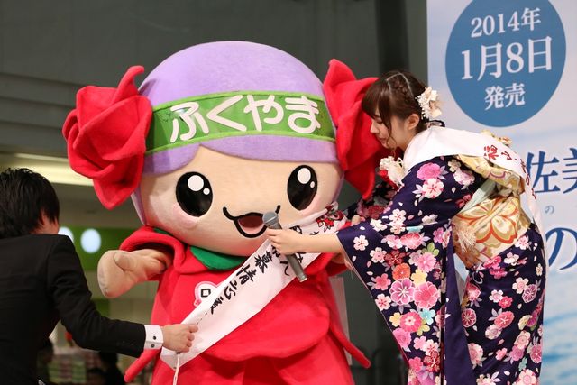 AKB48岩佐美咲、広島のゆるキャラ「ローラ」と共演！フォトギャラリー（7枚目）