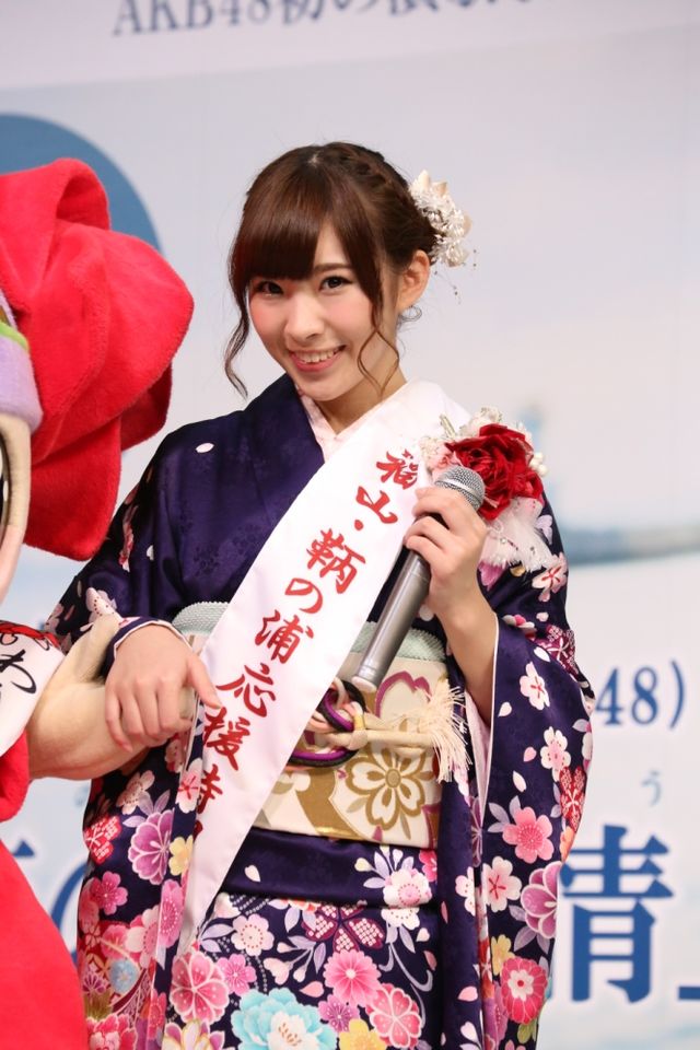 AKB48岩佐美咲、広島のゆるキャラ「ローラ」と共演！フォトギャラリー（8枚目）