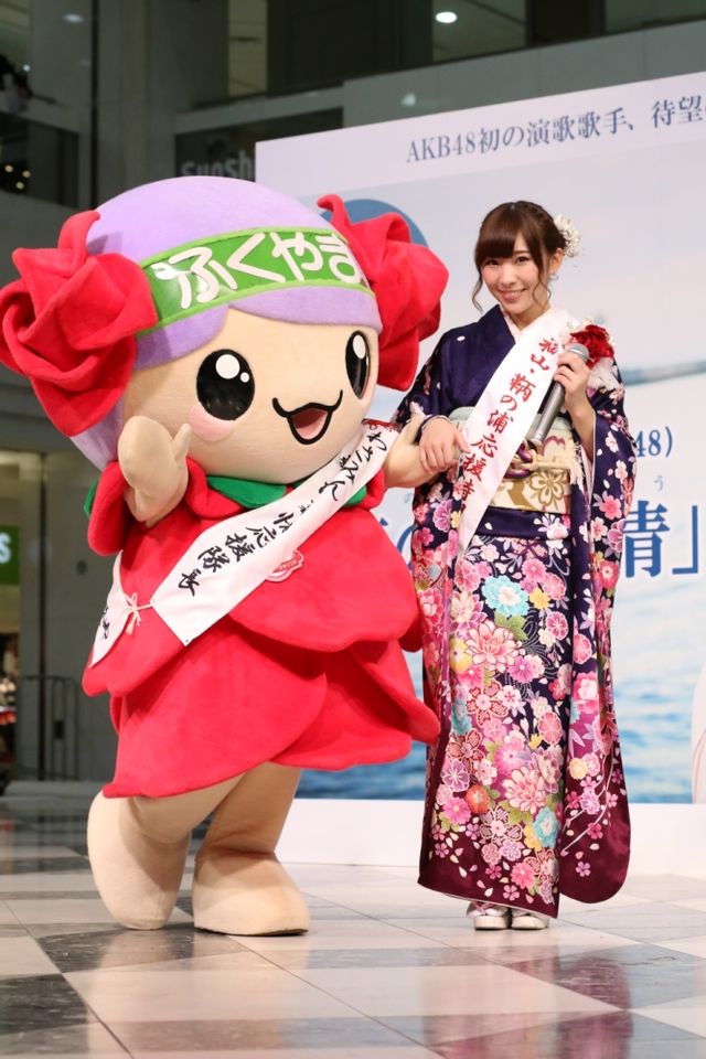 AKB48岩佐美咲、広島のゆるキャラ「ローラ」と共演！フォトギャラリー（9枚目）