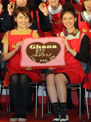 長澤まさみと武井咲が、女子高生と一緒に手づくりチョコに挑戦！
