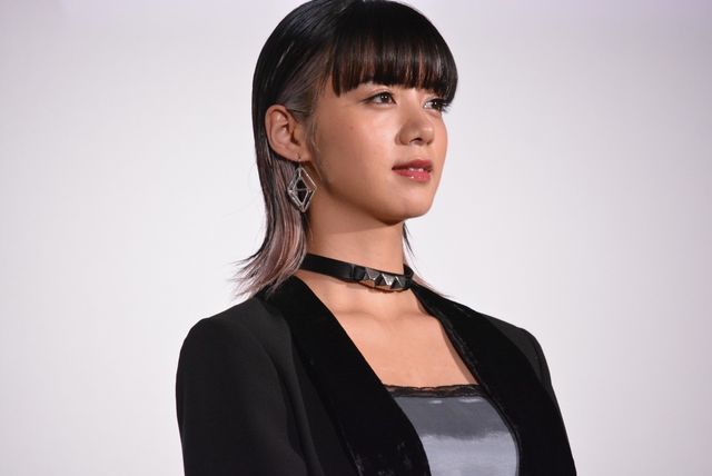 広瀬すずらカラフルなドレスで登場！映画『SUNNY 強い気持ち・強い愛』初日舞台あいさつ（4枚目）