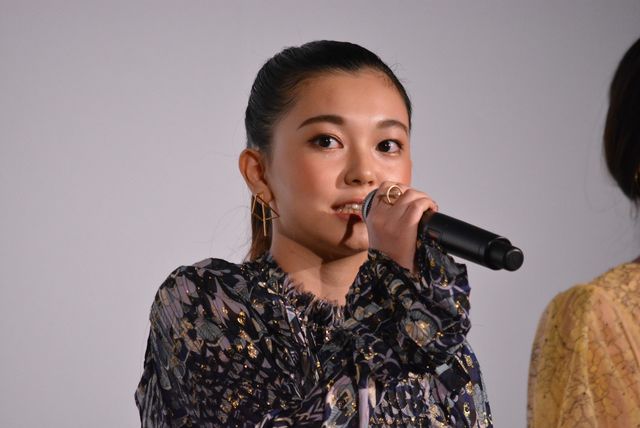 広瀬すずらカラフルなドレスで登場！映画『SUNNY 強い気持ち・強い愛』初日舞台あいさつ（9枚目）