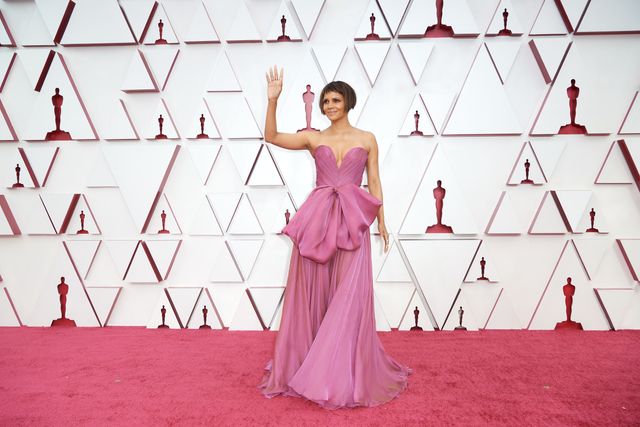 マスクとのコーデも！女優たちのオスカールック（15枚目）