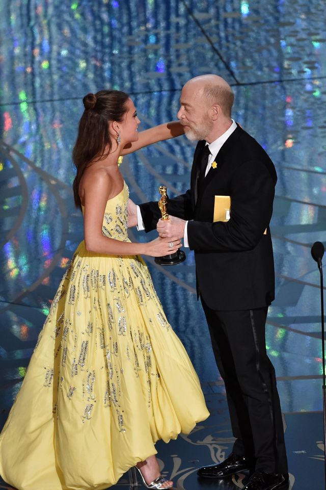 授賞式スタート！助演女優賞に輝いたアリシア・ヴィキャンデルがJ・K・シモンズとハグ！：フォトギャラリー