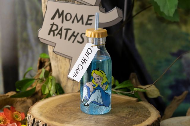 瓶に入ったアリスをイメージしたドリンクも！「ディズニー ふしぎの国のアリス」OH MY CAFEのメニュー＆グッズ（2枚目）