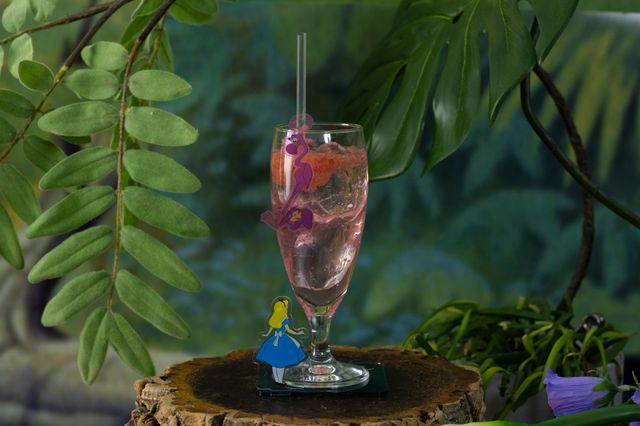 瓶に入ったアリスをイメージしたドリンクも！「ディズニー ふしぎの国のアリス」OH MY CAFEのメニュー＆グッズ（5枚目）