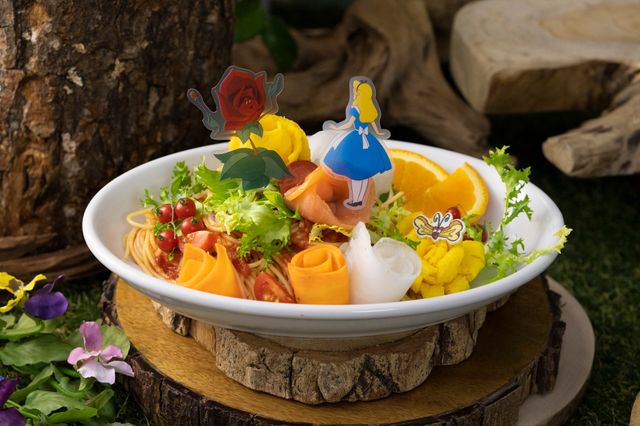 瓶に入ったアリスをイメージしたドリンクも！「ディズニー ふしぎの国のアリス」OH MY CAFEのメニュー＆グッズ（18枚目）