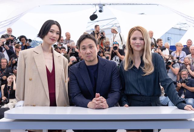第79回カンヌ国際映画祭フォトコールでの岡本多緒、濱口竜介監督、ヴィルジニー・エフィラ