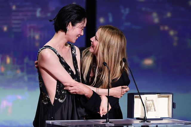 第79回カンヌ国際映画祭で女優賞を受賞した岡本多緒とヴィルジニー・エフィラ