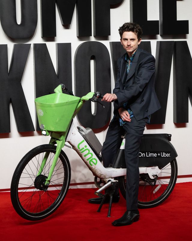 シュールすぎ!自転車に乗るティモシー・シャラメ:フォトギャラリー